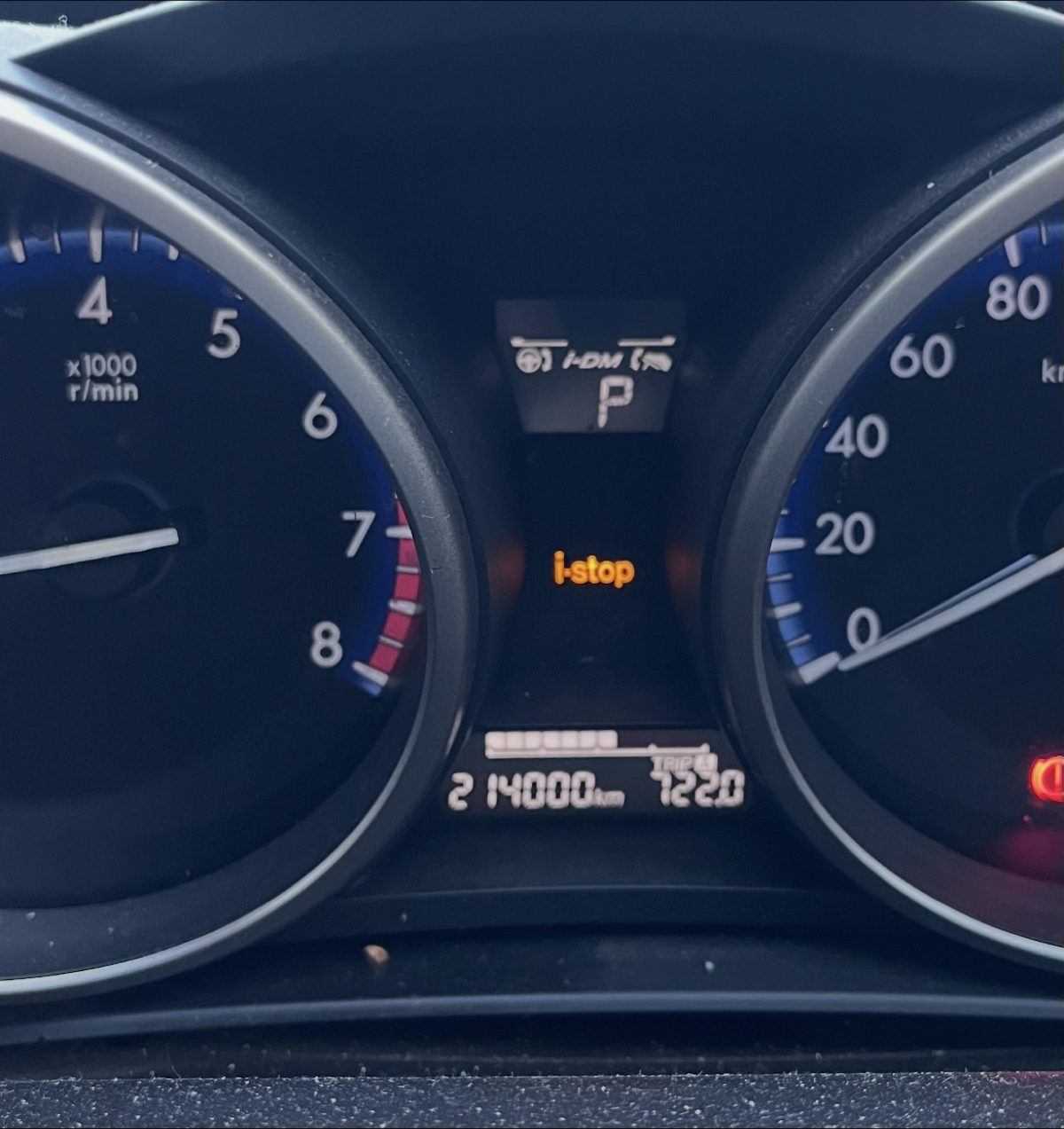 アクセラのメーター。走行距離214000km