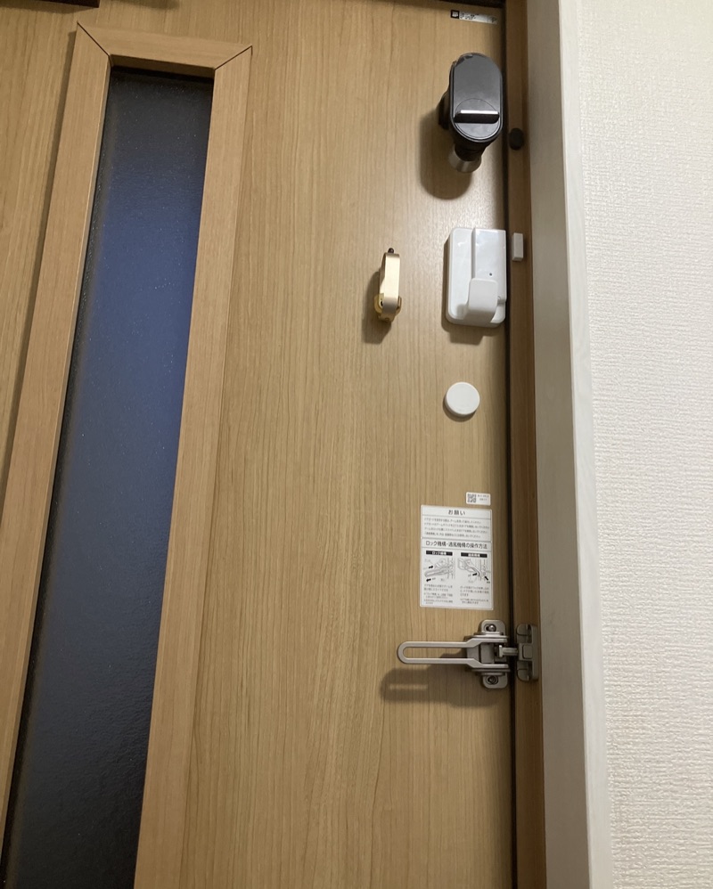 ドアの一番上に増設したQrio Lockが写った玄関ドアの全景
