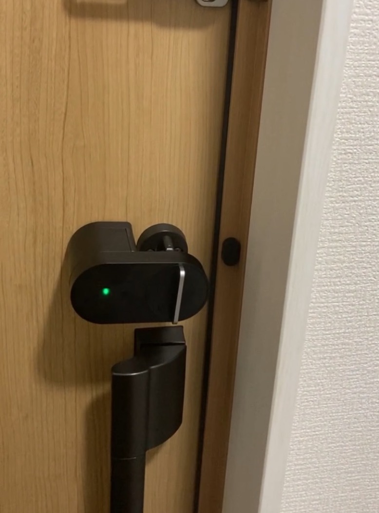 対策前、ドアハンドルのすぐ上の一般的な位置に付けていたQrio Lock
