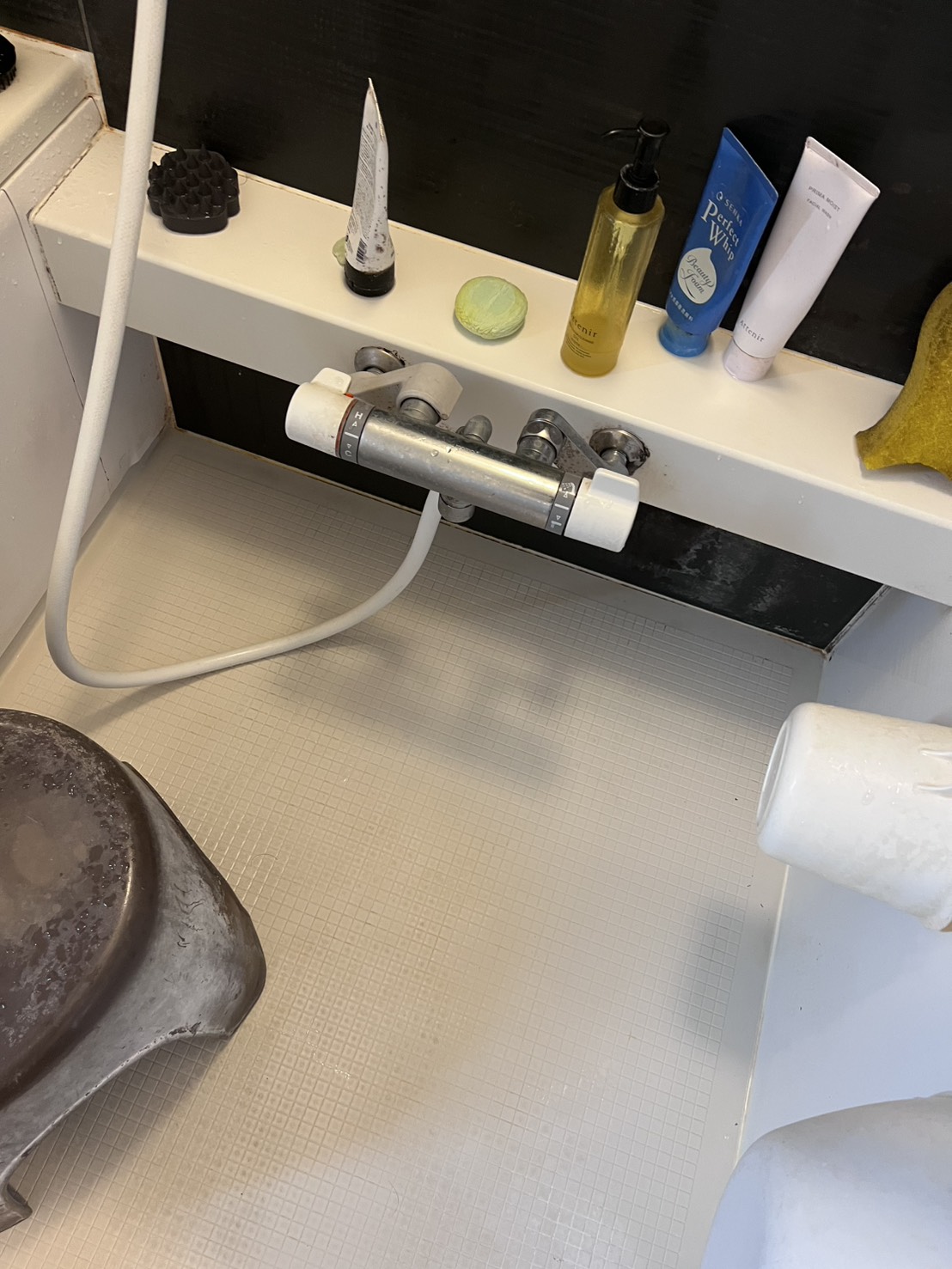 掃除後の浴室全体。床が明るくなった