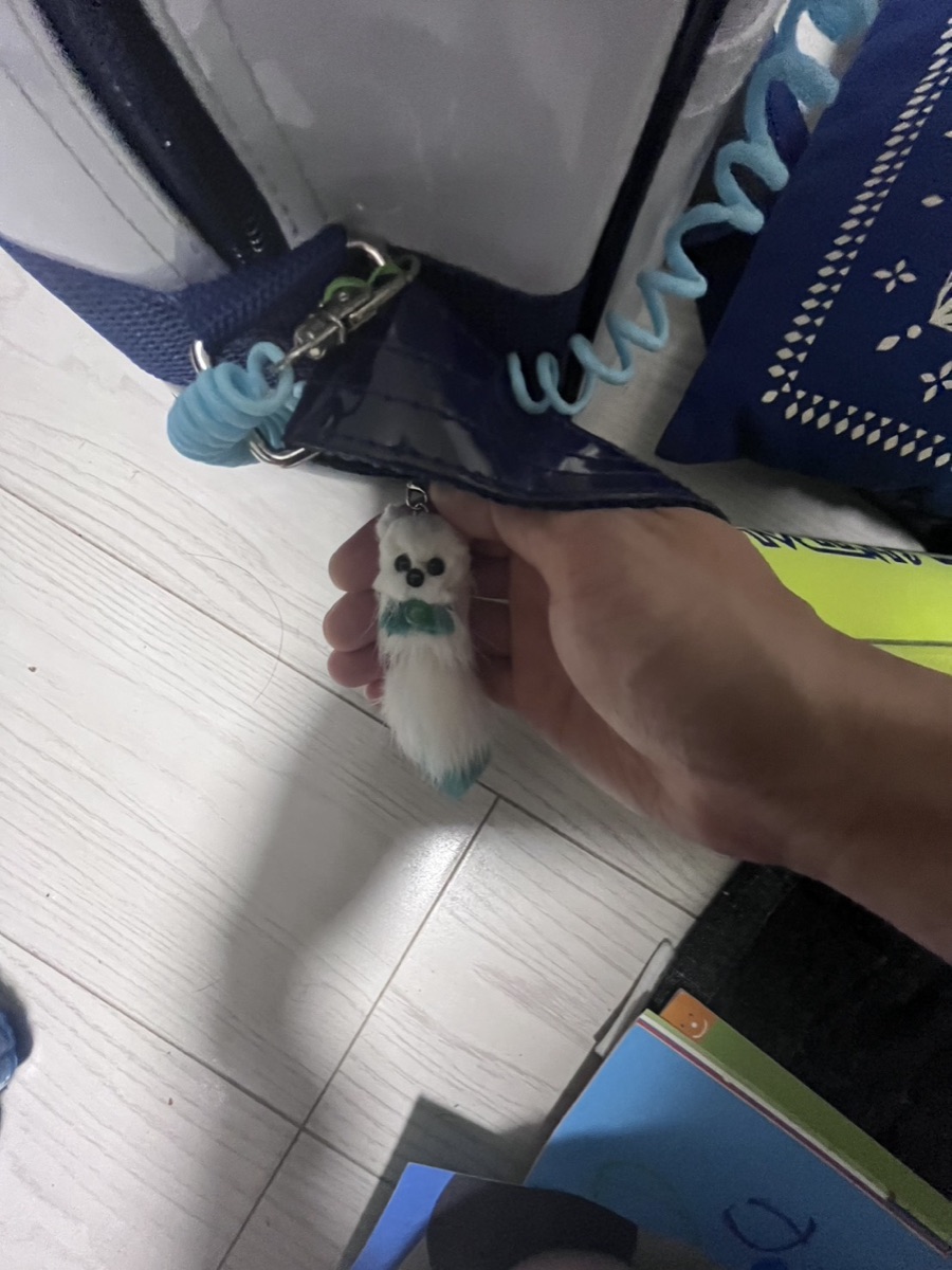 合宿バッグに付けたオコジョのキーホルダー