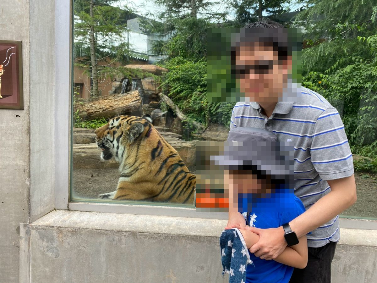 ガラス越しのトラと父子